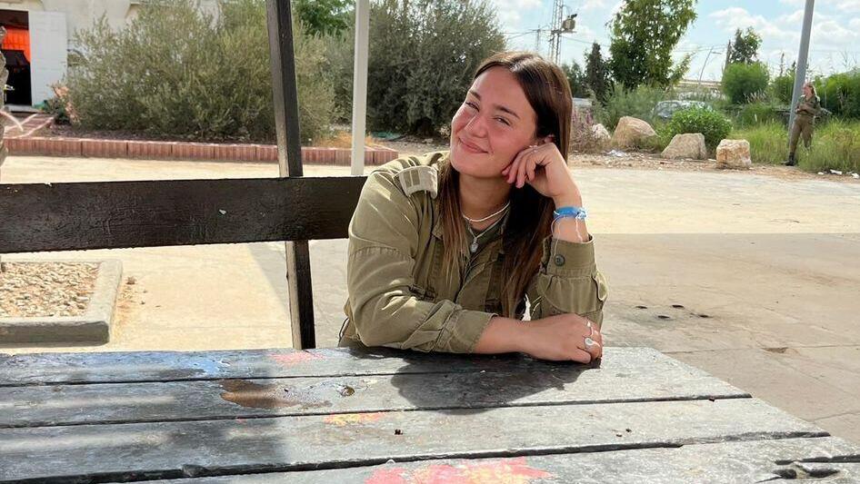"לא נפסיק לרקוד". דניאל במילואים, יומיים אחרי המסיבה, כשהצמיד עוד על ידה דניאל גלבאום במילואים יומיים אחרי הנובה