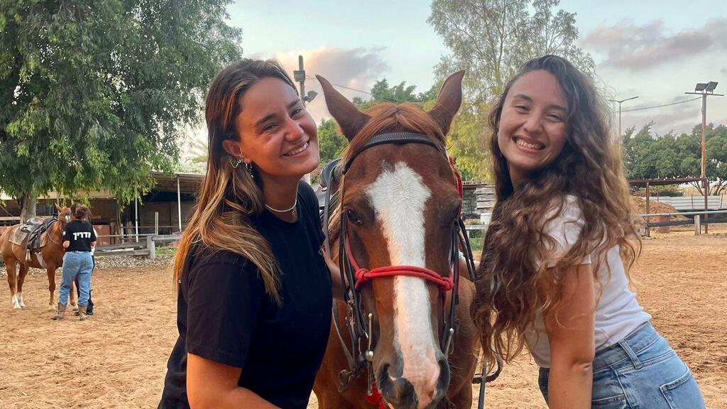 "התחלתי לטפל בעצמי". דניאל וליאור ברכיבה טיפולית דניאל גלבאום ואחותה ליאור ברכיבה טיפולית אחרי מסיבת הנובה