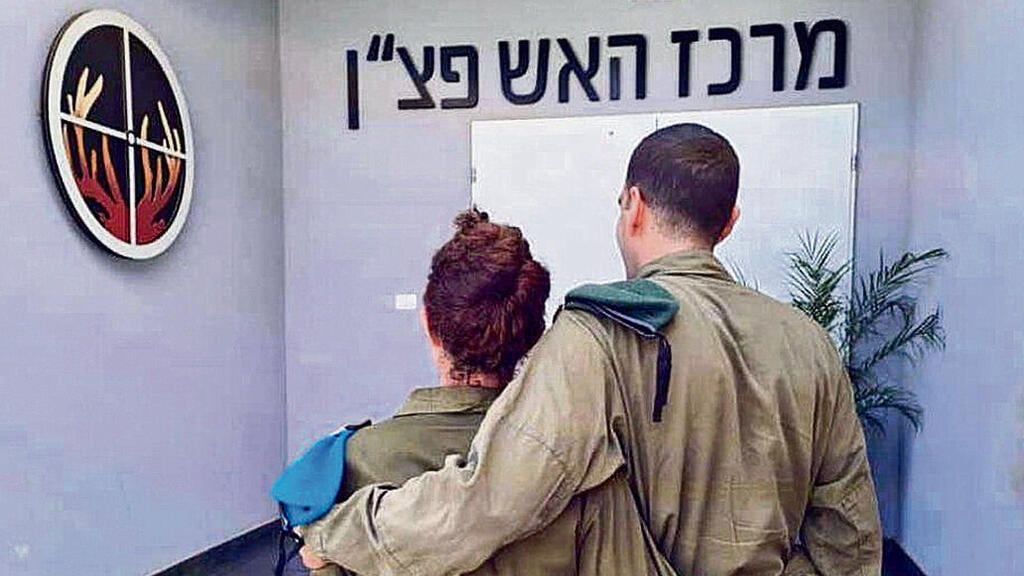 סא”ל ש’ ורס”ן ב’ במרכז האש של פיקוד צפון (צילומים: דובר צה”ל) yk14100788