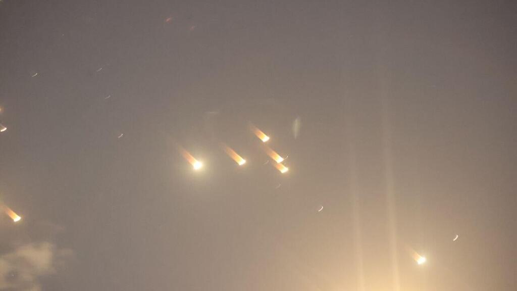 Iranian missiles over Tel Aviv (Photo: Moti Kimchi) יירוטים של מטח הירי מאיראן בשמי תל אביב