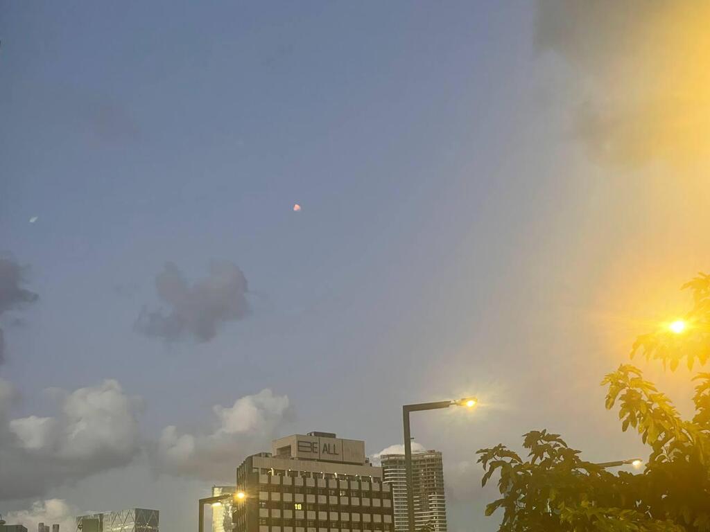 Aerial defenses intercept missiles and rockets over Tel Aviv (Photo: Lior Ohana) יירוטים מעל שמי תל אביב