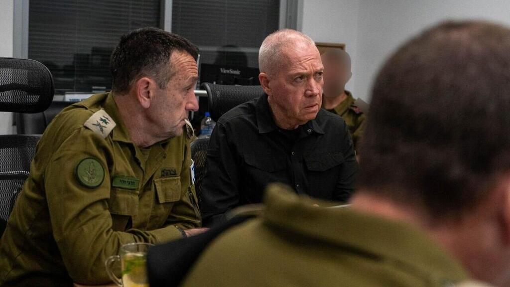 דנו בגיוס חרדים. גלנט והלוי (צילום: אריאל חרמוני, משרד הביטחון) שר הביטחון יואב גלנט בבור הפיקוד של צה"ל במהלך התקיפה האיראנית