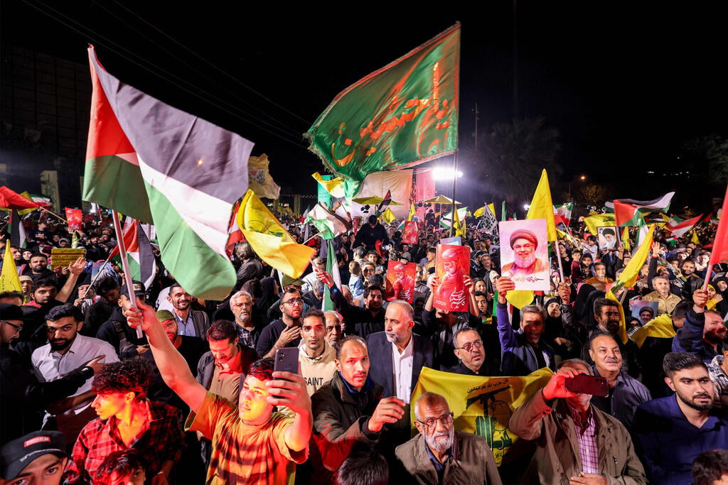 Iranians celebrate attack on Israel in streets of Tehran (Photo: ATTA KENARE / AFP) חגיגות בטהרן בעקבות המתקפה האיראנית