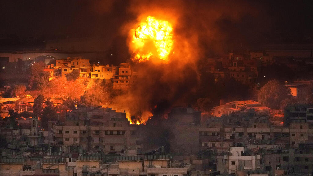 תקיפות צה"ל בפרברי ביירות, הלילה (צילום: AP Photo/Hussein Malla) תקיפות צה"ל בפרברי ביירות