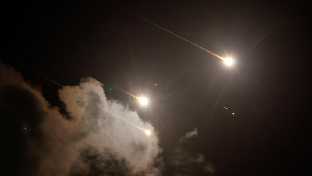 Iranian missiles above Tel Aviv (Photo: Reuters/Ammar Awad) טילים בשמי תל אביב