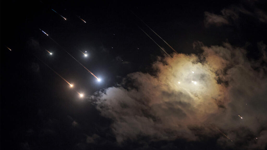 Iranian rocket attack on Israel (Photo: Ahmad Gharabli / AFP) טילים בשמי באקה אל גרביה