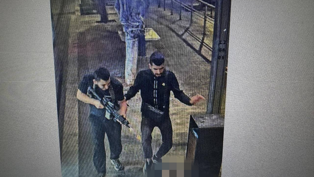שני המחבלים תועדו בזירה המחבלים תועדו בזירה