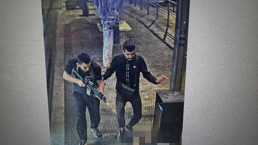 שני המחבלים תועדו בזירה המחבלים תועדו בזירה