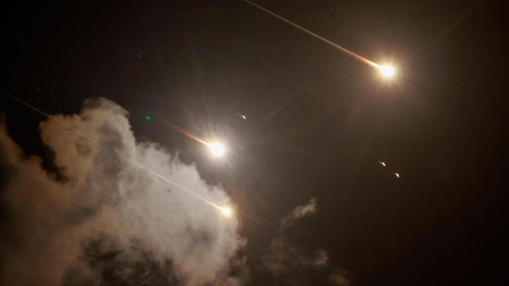 יירוטים בשמי תל אביב (צילום: REUTERS/Ammar Awad) יירוטים בשמי תל אביב