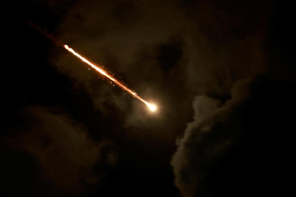 Iranian ballistic missile intercepted over Tel Aviv (Photo: REUTERS/Ammar Awad) יירוטים בשמי תל אביב