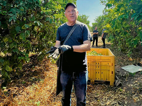 בקטיף בעוטף (עם המאבטחים מאחור). "מתנדב מירושלים" yk14100344