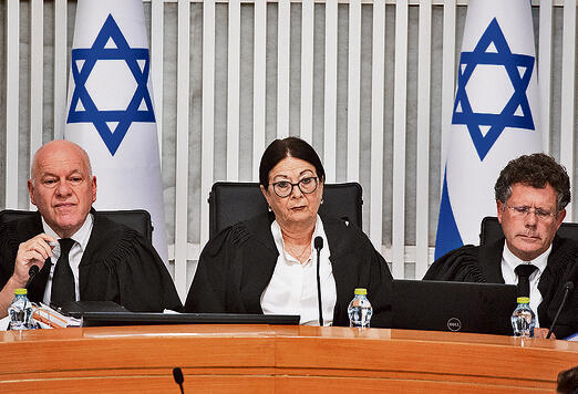 על הכס, לצד קודמתו חיות ומחליפו עמית. "חושש מפוליטיזציה" | צילום: אלכס קולומויסקי yk14101621