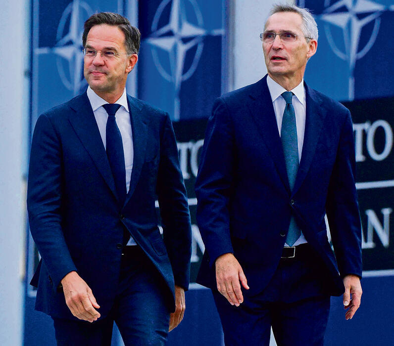 מגיע באופניים לעבודה. רוטה (משמאל) והמזכ"ל היוצא סטולטנברג בטקס בבריסל | צילום: JOHN THYS, AFP yk14101944