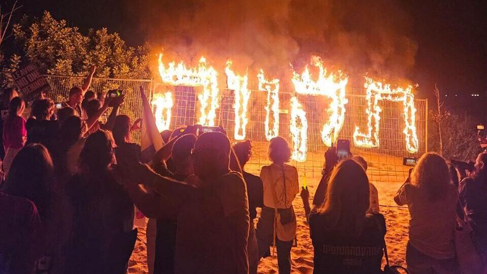 מיצג מחאה נגד בנימין נתניהו בקיסריה
