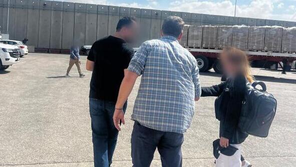 פאוזיה במעבר כרם שלום, בדרך הביתה (צילום: דובר צה"ל) צה״ל בהובלת המתפ״ש, בשיתוף עם השגרירות האמריקאית בישראל פעלו לשחרור צעירה יזידית שהוחזקה ע״י פעיל חמאס מזוהה דאעש ברצועה