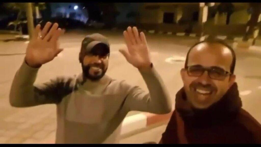 Salha showing his hands after his release from Israeli prison חיסולו של האסיר המשוחרר עבד אל עזיז סאלחה בדיר אל-באלח