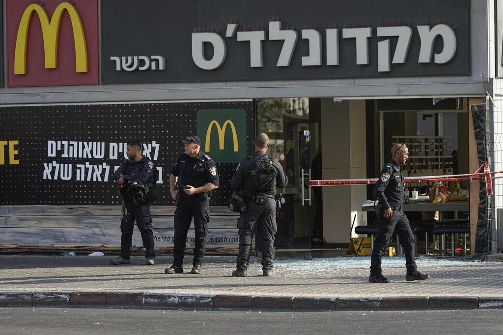 זירת הפיגוע בתחנה המרכזית בבאר שבע (צילום: AP Photo/Tsafrir Abayov) זירת הפיגוע בבאר שבע