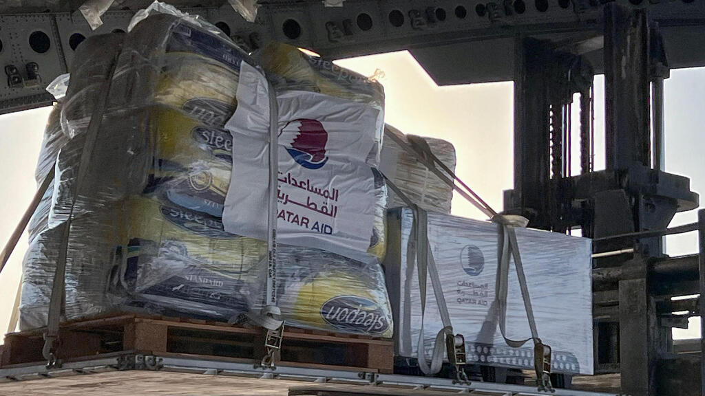Qatari and French aid for Lebanon ( Photo: Callum Paton / AFP) קטאר וצרפת מצניחות סיוע הומניטרי ללבנון