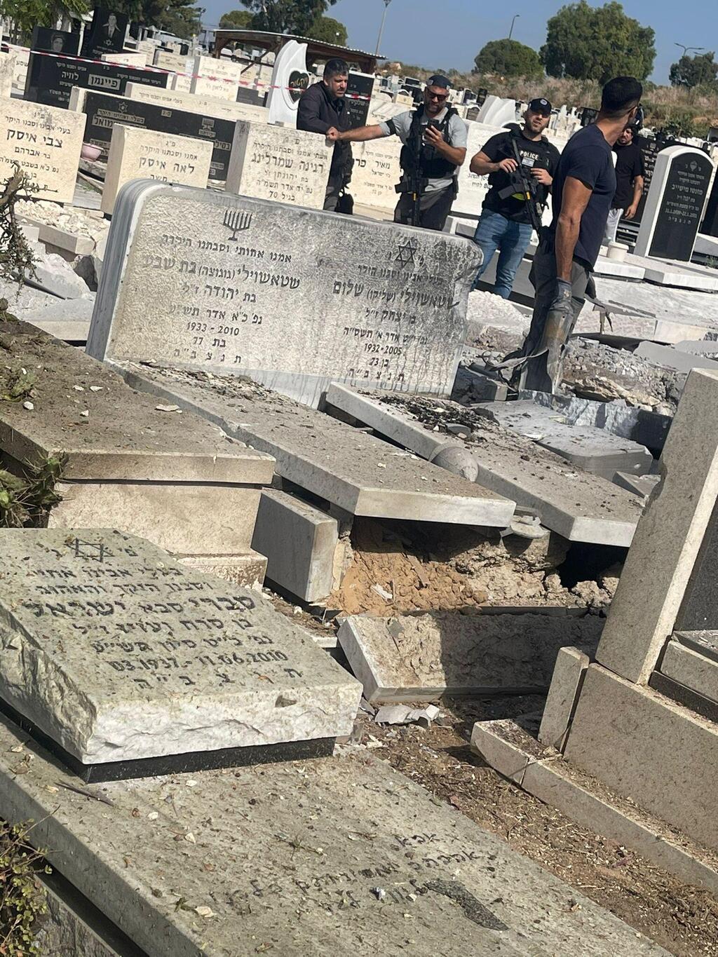 Some of the damage (Photo: Yitzhak Shalev) נזק בבית העלמין בצור שלום בקריית ביאליק
