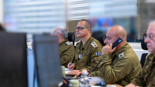  ענן עבאס (במרכז) בבור הפיקוד