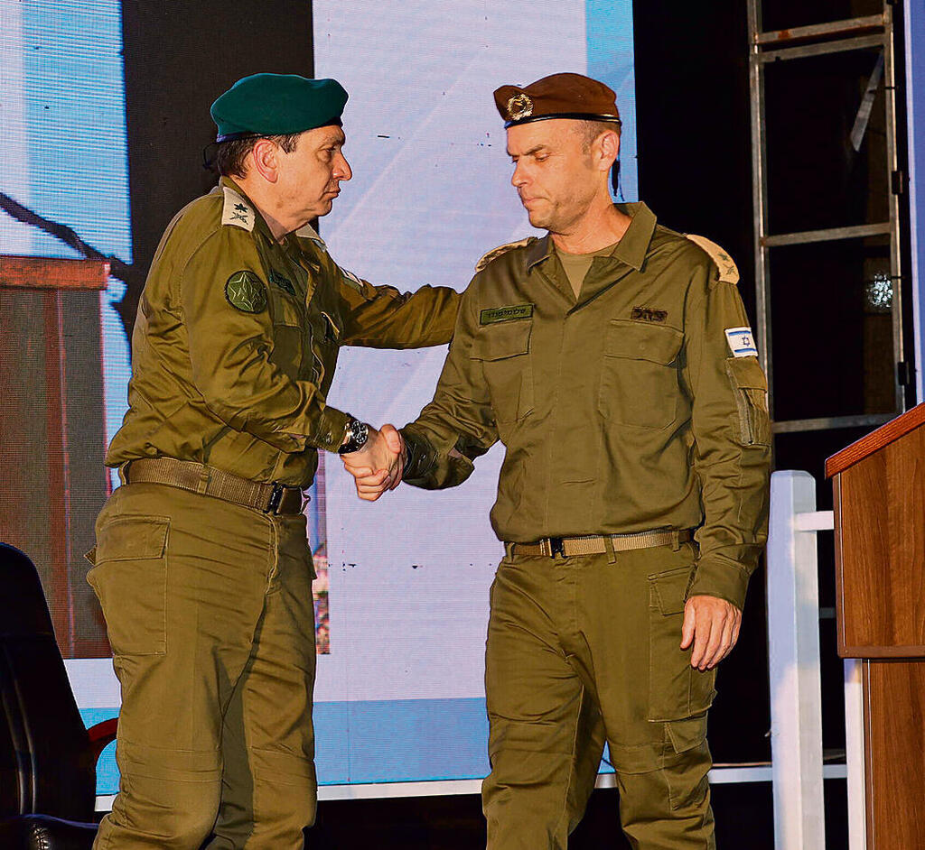 אלוף שלומי בינדר ואלוף אהרון חליוה בטקס חילופי ראש אמ"ן. איש באגף המודיעין לא טרח למשוך בשרוולי הבכירים | צילום: יריב כץ yk14112093
