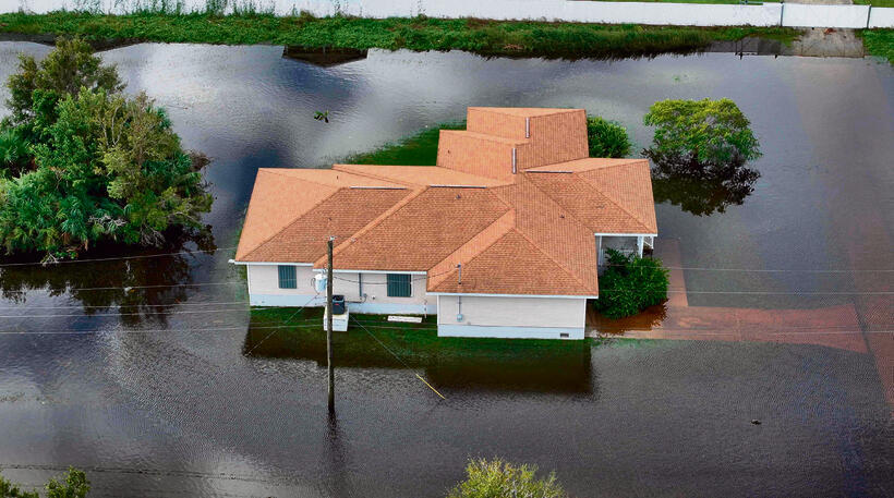 שכונה שהוצפה בפונטה גורדה, פלורידה | צילום: JOE RAEDLE, איי-אף-פי yk14112098