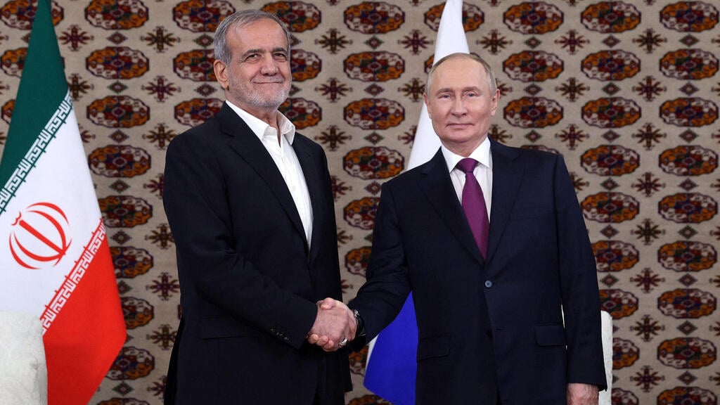 Iranian President Masoud Pezeshkian and Russian President Valdimir Putin (Photo: Alexander SHCHERBAK / POOL / AFP) פגישה בין נשיא רוסיה, ולדימיר פוטין, לנשיא אירן, מסעוד פזשכיאן