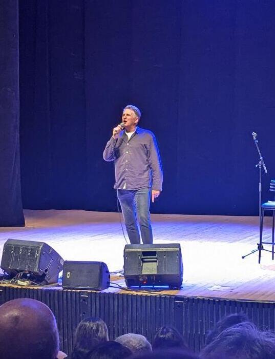 "זו הזכות שלי לעשות את זה, להצחיק". מייקל רפפורט בהופעה בארץ מייקל רפפורט סטנד-אפ