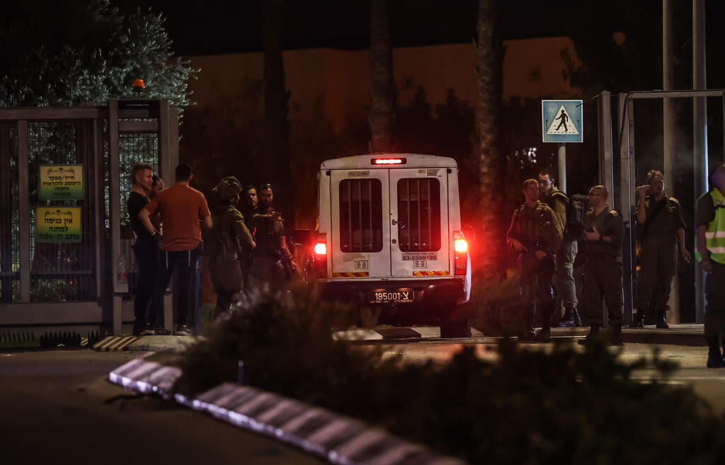 פינוי הפצועים מהבסיס, אמש. "התוצאות כואבות" (צילום: גיל נחושתן ) פינוי בסיס בא"ח גולני לאחר פגיעת הכטב"מ