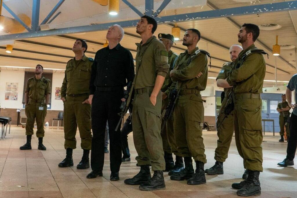 גלנט בזירת הפגיעה, הבוקר. "מפתחים פתרונות לסיוע מול איום הכטב"מים" (צילום: אריאל חרמוני, משרד הביטחון) שר הביטחון בביקור בבסיס האימונים של חטיבת גולני, לאחר פגיעת הכטב״ם