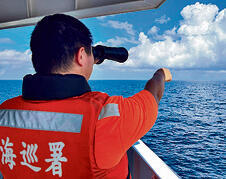 משמר החופים הטייוואני צופה על התרגיל הסיני | צילום: AFP yk14116603