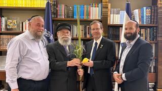 הנשיא הרצוג עם המשלחת מחב"ד