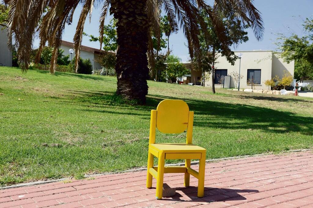A vacant chair for the hostages in Kfar Aza (Photo: Dana Koppel) כפר עזה