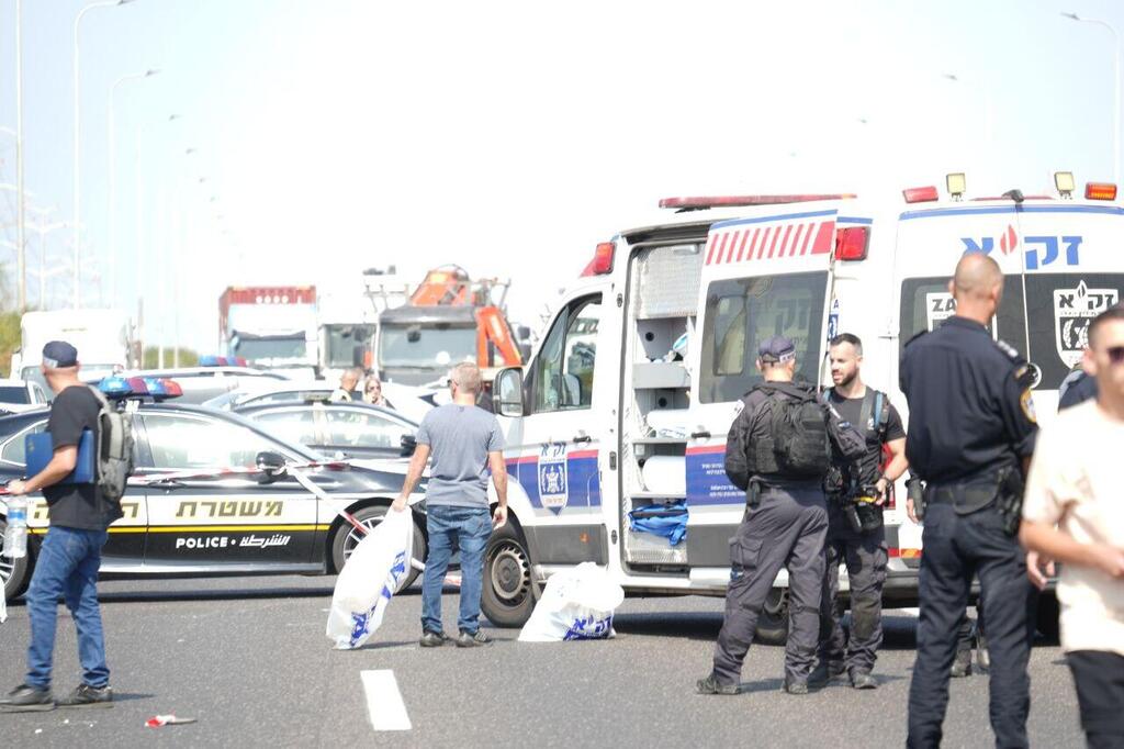 Security forces and first responders at the scene of the attack on Highway 4 (Photo: Tomer Shunem Halevi) זירת הפיגוע בכביש 4 בין מחלף יבנה לאשדוד