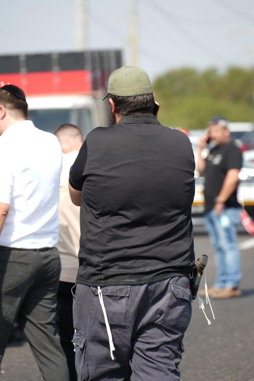The civilian who neutralized the terrorist (Photo: Tomer Shunem Halevi) זירת הפיגוע בכביש 4 בין מחלף יבנה לאשדוד - האזרח המנטל והשר בן גביר משוחחים