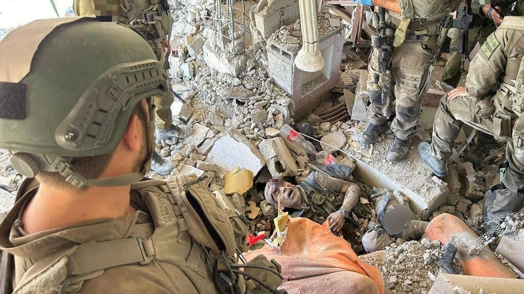 IDF troops around the body of Yahya Sinwar לוחמי ביסל"ח עם גופת יחיא סינוואר ברצועת עזה
