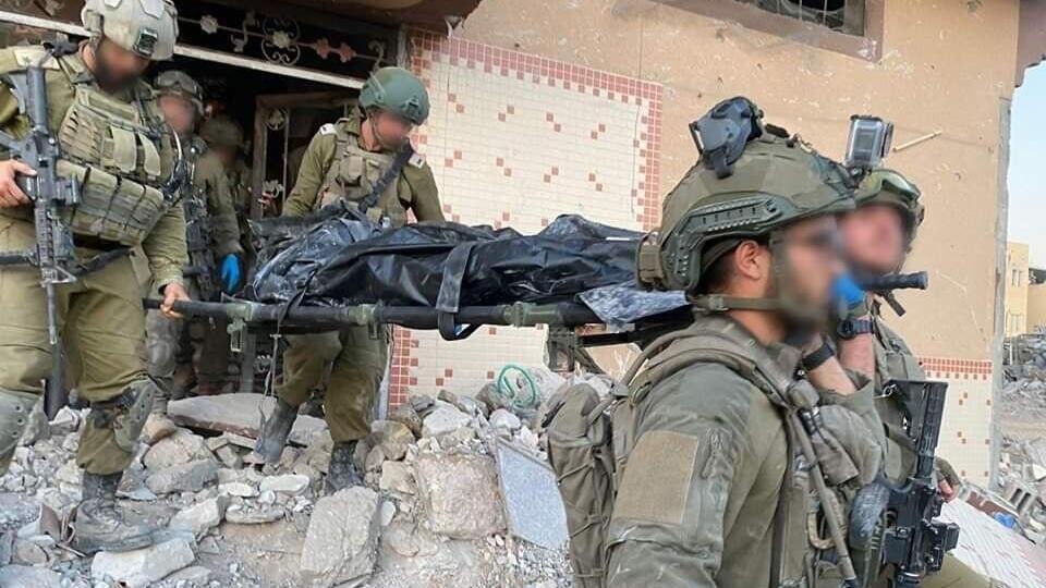IDF forces extracting Sinwar's body לוחמי ביסל"ח עם גופת יחיא סינוואר ברצועת עזה