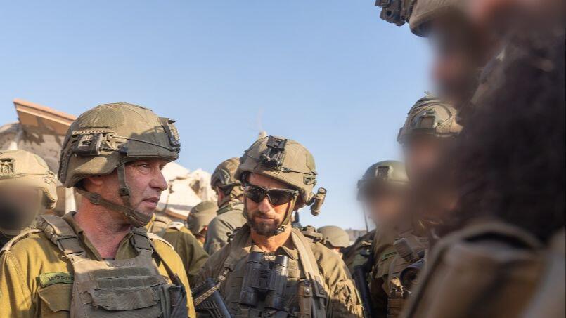 Maj. Gen. Yaron Finkelman at the scene (left) (Photo: IDF Spokesperson's Unit) תיעוד מירי פגז הטנק על המבנה בו שהה יחיא סינוואר
