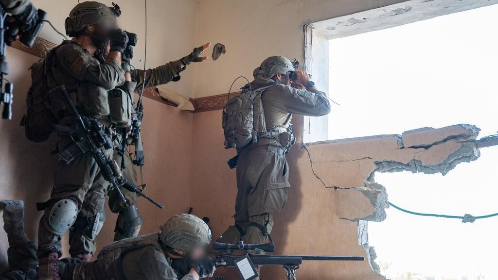IDF troops during the shelling of the building in which Yahya Sinwar was located (Photo: IDF Spokesperson's Unit) תיעוד מירי פגז הטנק על המבנה בו שהה יחיא סינוואר