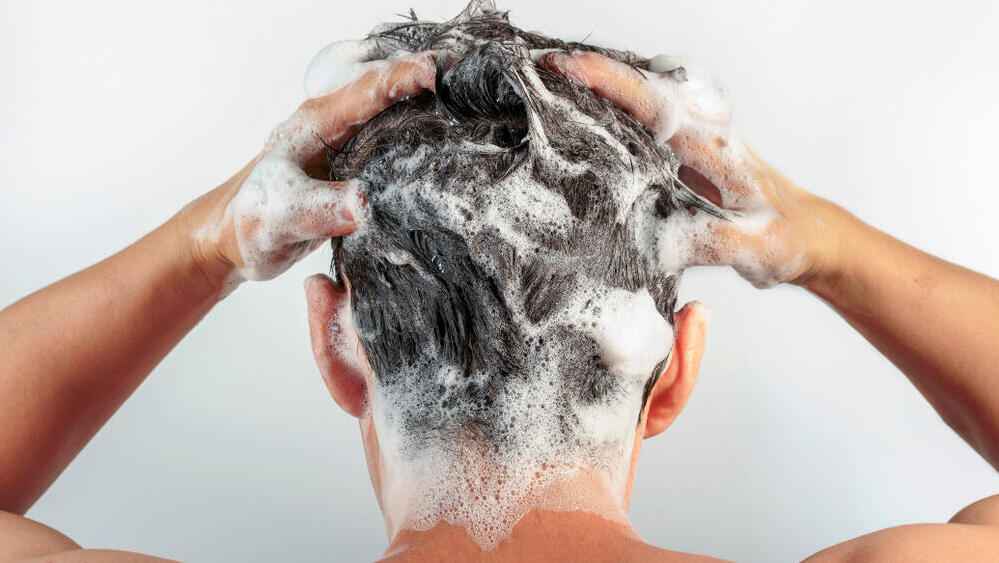 חפיפת ראש עם שמפו (צילום: Shutterstock) חפיפת ראש עם שמפו