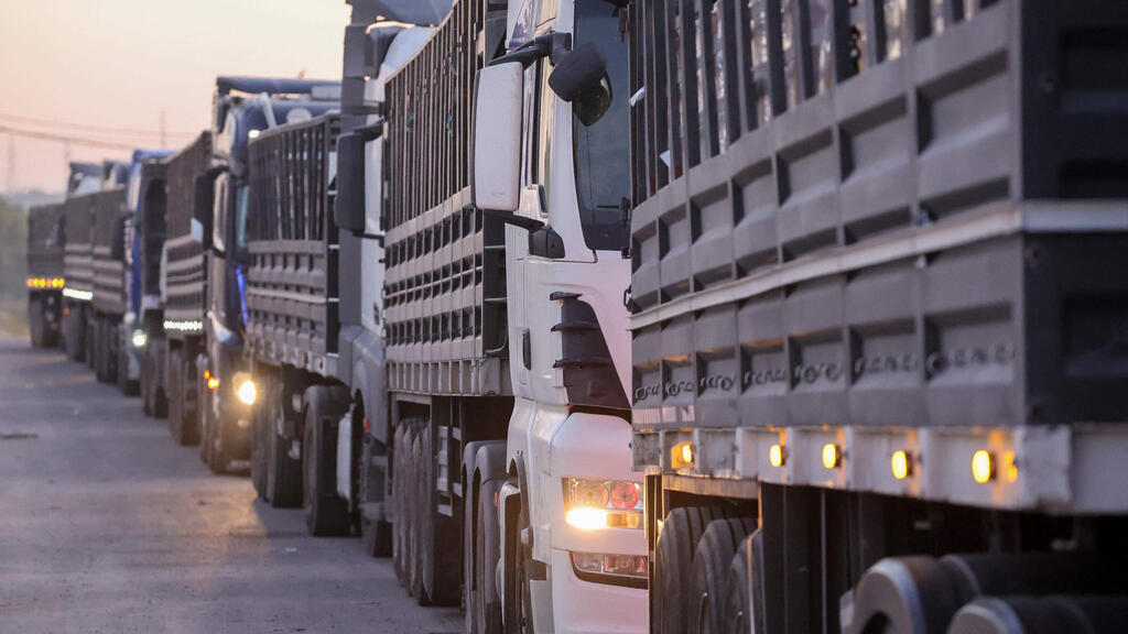 Aid convoys entering the Gaza Strip (Photo: Jack GUEZ / AFP) העברת סיוע הומניטרי לצפון הרצועה מטעם ירדן דרך מעבר 'ארז מערב'
