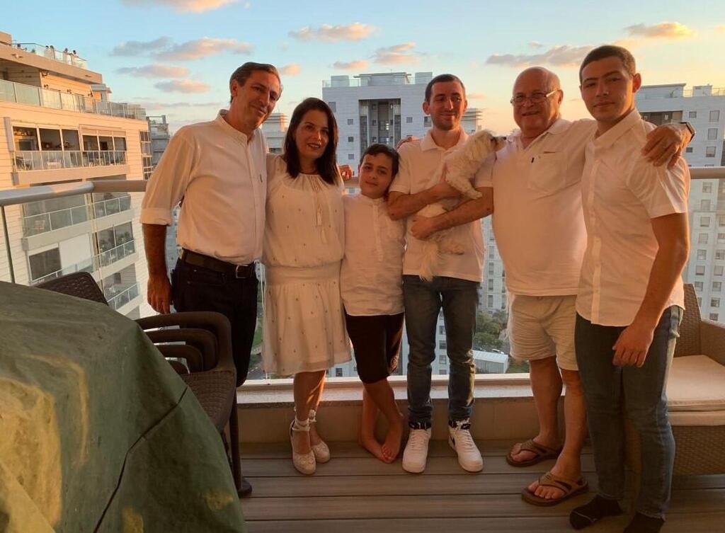 Itay Chen (right) and his family before his abduction to Gaza (Photo: Courtesy of the family) איתי חן ז"ל בשנה שעברה עם משפחתו