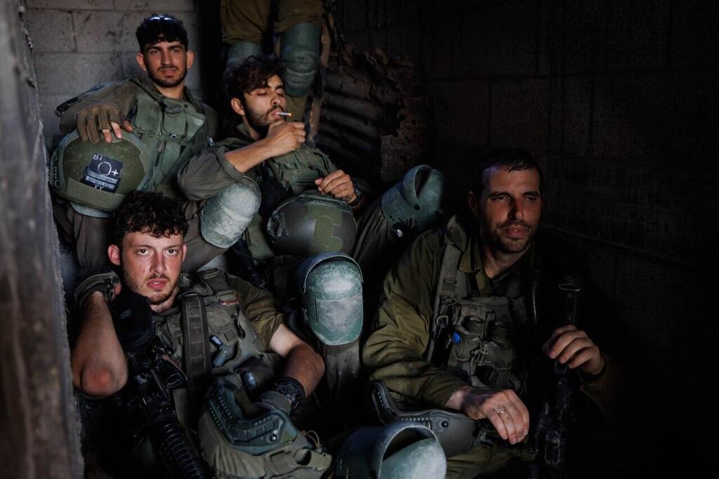 מנוחת הלוחם. רגע של הפוגה במגנן מאולתר, בין הסריקות בשכונת זייתון (צילום: זיו קורן) חטיבת ירושלים בפעילות בעזה בחודש אוגוסט האחרון