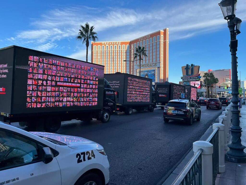 Trucks rented by Amazon employees with screens displaying photos of hostages (Photo: Social media) המשאית שארגנו עובדי אמזון להשבת החטופים