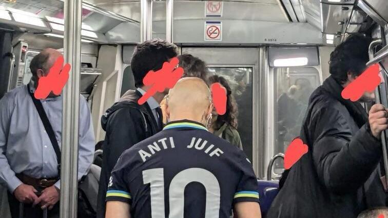 Man wearing 'Anti Jew' jersey on the Paris metro (Photo: from X) האדם עם הכיתוב "אנטי יהודי"