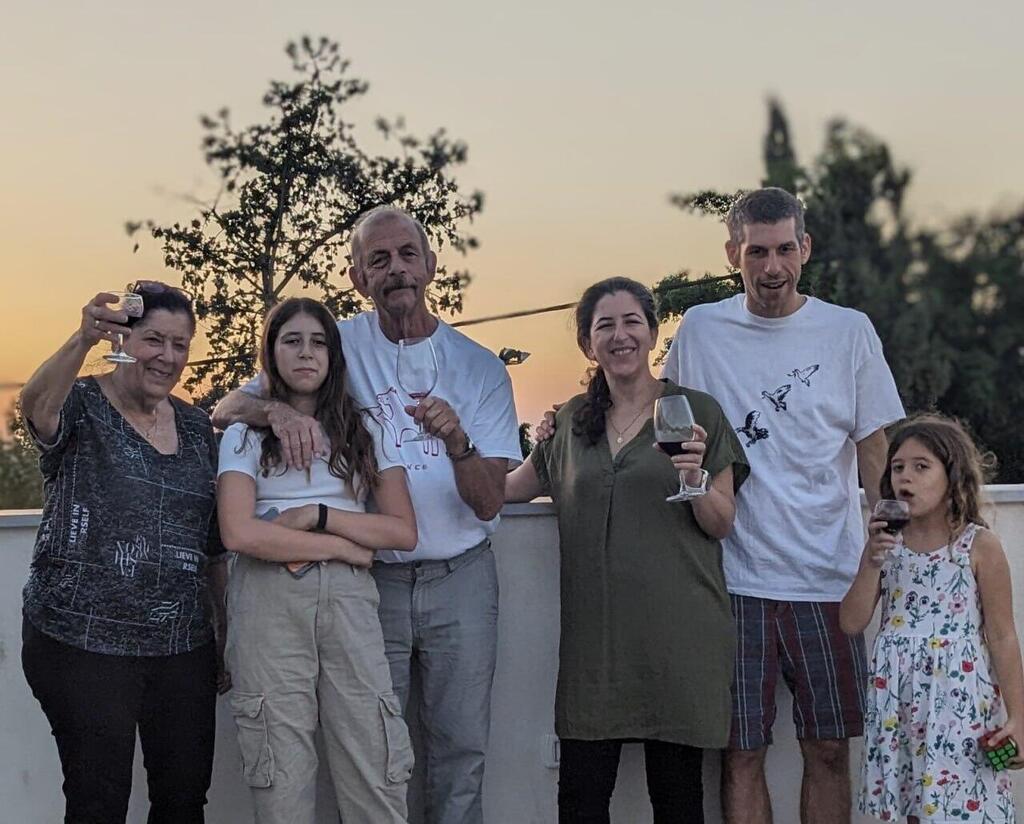 Chaim Peri (center) and his family before his abduction to Gaza (Photo: Courtesy of the family) חיים פרי בחג בשנה שעברה עם משפחתו