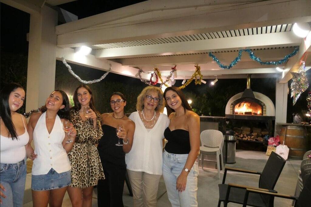 Liri Albag (left) and her family before her abduction to Gaza (Photo: Courtesy of the family) לירי אלבג