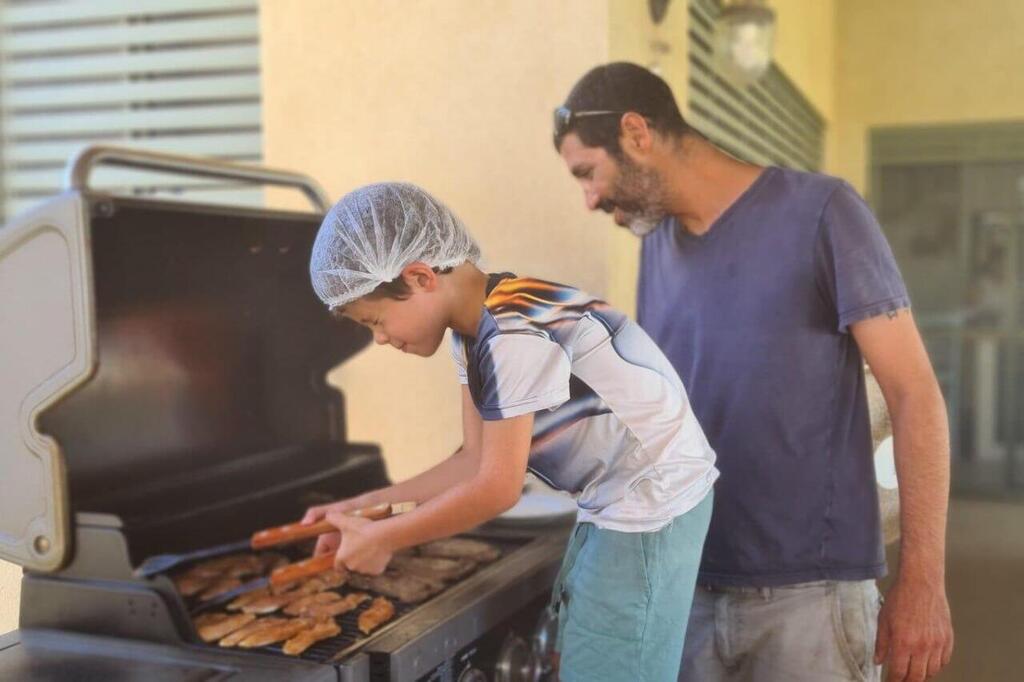 Little Assaf proudly takes over the barbecue, just like his father taught him (Photo: Courtesy of the family) תמיר אדר ז"ל בשנה שעברה עם משפחתו