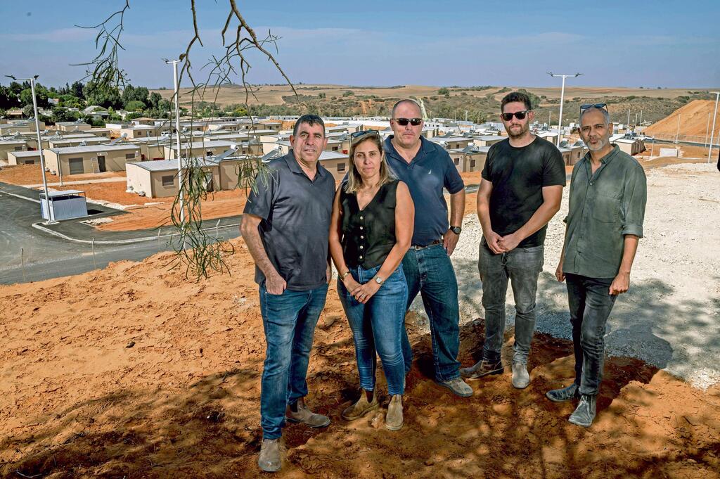 ציון רגב, מנהל הקהילה בכפר עזה (משמאל) וגון סוסנה, חבר כפר עזה (שני מימין) (צילום: יובל חן) ציון רגב, מנהל הקהילה בכפר עזה (משמאל) וגון סוסנה, חבר כפר עזה (שני מימין)