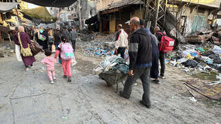 פליטים פלסטינים מתפנים מבית לאהיה